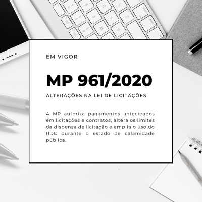 MP 961/2020 alterou a Lei de Licitações - A Medida Provisória n. 961, publicada em 7 de maio de 2020, alterou a Lei de Licitações⁣⁣ e trouxe novidades em relação à utilização do Regime Diferenciado de Contratação (RDC).
Houve alteração nos valores previstos para DISPENSA DE LICITAÇÃO, passando a ser: ⁣⁣




R$ 100mil para obras e serviços de engenharia;⁣⁣⁣


R$ 50mil para outros serviços, compras e alienações. ⁣⁣⁣⁣




 
A MP 967/2020 também autorizou à administração pública de todos os entes federativos, de todos os Poderes e órgãos constitucionalmente autônomos a realizarem o PAGAMENTO ANTECIPADO nas licitações e nos contratos, desde que esta hipótese represente condição indispensável para obter o bem ou assegure a prestação do serviço ou propicie significativa economia de recursos.⁣ 
Segundo a MP 961, a antecipação deverá estar prevista no edital ou no ato de adjudicação do objeto. E o órgão licitante poderá exigir a devolução integral do valor antecipado se o contrato não for cumprido. A MP estabelece ainda que o órgão licitante poderá instituir medidas para reduzir o risco de inadimplência contratual, como a apresentação de garantia de até 30% do valor do contrato e comprovação de execução de parte da obra ou serviço como requisito para receber o valor restante.
Além disso, é importante observar que a MP veda o pagamento antecipado no caso de prestação de serviços com regime de dedicação exclusiva de mão-de-obra.⁣⁣⁣
⁣Outra alteração se relaciona à aplicação do RDC para licitações e contratações de quaisquer obras, serviços, compras e alienações realizadas no País durante o período de calamidade pública. Assim, permite que o RDC seja aplicado a obras, serviços, compras, alienações e locações, independentemente de órgão, poder ou ente federativo (União, estados e municípios).
A MP entrou em vigor no dia 7 de maio e agora seguirá para apreciação do Congresso Nacional, em rito sumário de tramitação, na forma do Ato Conjunto 1/20, das Mesas da Câmara dos Deputados e do Senado Federal que regula o tema.
Confira abaixo a íntegra da MP 961/2020.
