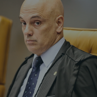 Suspensas alterações da Lei de Improbidade Administrativa - No dia 27 de dezembro de 2022, o Ministro Alexandre de Moraes concedeu medida liminar para suspender dispositivos da Lei de Improbidade Administrativa (Lei 8.429) alterados pela Lei 14.230/2021.
A decisão, a ser referendada pelo Plenário da Corte, foi tomada nos autos da ADI 7236, ajuizada pela Associação Nacional dos Membros do Ministério Público (Conamp).
Elaboramos um resumo dos trechos suspensos pela decisão e que não poderão ser aplicados nos processos em andamento:

Infelizmente, vemos como uma decisão que traz muita insegurança jurídica para os casos em andamento. Há casos em que já tivemos aplicação de alguns dos dispositivos suspensos, mas a decisão não explica como esperar agora as decisões proferidas com base nas normas então vigentes.
A principal alteração ficou por conta do dispositivo no art. 21, §4º da Lei 8.429, que previa o encerramento da ação de improbidade, quando o réu já havia sido absolvido em ação criminosa sobre os mesmos fatos e imputações.
Com efeito, será necessária uma reorganização geral por parte dos advogados, promotores e juízes a partir desta decisão liminar.
Espero que a decisão do Plenário não demore para ser tomada. Precisamos evitar essa grande insegurança jurídica no tratamento de casos de improbidade.
Confira  aqui  a íntegra da decisão.

 Por Ana Paula Mella Vicari