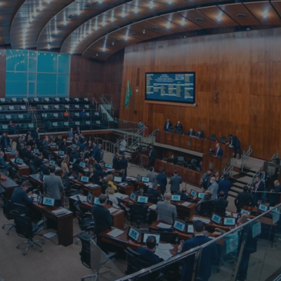 Aprovada a Desestatização da CORSAN: será este o melhor modelo? - Na tarde de hoje, dia 31 de agosto, a Assembleia Legislativa do Estado do Rio Grande do Sul votou o Projeto de Lei 211/2021, projeto do Poder Executivo que busca autorização para alienar, total ou parcialmente, o controle acionário da Companhia Riograndense de Saneamento.
Clique aqui para baixar o PL 211/2021  
Conforme o parágrafo único do art. 1º do PL 211/2021, a desestatização poderá ser executada mediante alienação de participação societária, inclusive de controle acionário, abertura ou aumento de capital, com renúncia ou cessão, total ou parcial, de direitos de subscrição, mediante pregão em bolsa de valores ou oferta pública de distribuição de valores mobiliários nos mercados primário ou secundário, inclusive por meio de IPO (oferta pública inicial), observadas as normas expedidas pela Comissão de Valores Mobiliários (CVM).
Após deliberação, por 33 votos, a Assembleia Legislativa aprovou o PL e a desestatização da CORSAN foi autorizada pela maioria dos deputados e deputadas estaduais.
Com efeito, o Novo Marco Regulatório do Saneamento Básico, inaugurado pela Lei 14.026/2020, trouxe novas diretrizes para a prestação de serviços no setor, especialmente para água e esgoto. O principal aspecto apontado é a necessidade de atendimento das metas de universalização até 31 de dezembro de 2033 (art. 11-B da Lei 11.445/2007), na porcentagem de 90% da população atendida em coleta de esgoto e de 99% de cobertura de rede de abastecimento de água tratada.
Ocorre que, no modelo atual de prestação de serviços, identifica-se a i) insuficiência da cobertura de serviços; e ii) déficit de investimentos necessários à universalização dos serviços. Segundo dados do Sistema Nacional de Informações de Saneamento Básico (SNIS), em 2017, havia déficit de 40,8 e 103,2 milhões de brasileiros sem acesso às infraestruturas de abastecimento de água e esgotamento sanitário, respectivamente. Conforme aponta estudo da Associação Brasileira das Concessionárias Privadas de Serviços Públicos de Água e Esgoto, para o quinquênio de 2013-2015, esperava-se a injeção de R$ 163 bilhões na expansão de serviços e de infraestrutura no setor; contudo, a quantia realmente investida no período chegou a menos da metade do projetado (R$ 63 bilhões – 38% do esperado).
As metas de universalização são resultado do PLANSAB – Plano Nacional de Saneamento Básico –, realizado em 2012, que previa 3 cenários. No primeiro deles, falava-se em protagonismo do setor público sobre o privado caso o Brasil mantivesse índices de crescimento de 5,5% do Produto Interno Bruto1. No cenário 2, em que se revia menores índices de crescimento – em torno de 4,4% do PIB entre 2011 a 2020 e de 4,5% entre 2020 a 2030 –, mesmo que de forma mais discreta, admitia-se maior atuação da iniciativa privada e gradual redução do papel do Estado nos investimentos essenciais à prestação adequada dos serviços2. No cenário 3, referia-se a possibilidade de crescimento menor do que de 4,4%, mas era considerada hipótese tão remota que sequer foi feito um planejamento das diretrizes de atuação3. Fato é que as projeções de cenário 1 e 2 não se concretizaram, e a realidade se mostrou muito mais difícil do que o esperado – ou seja, mesmo o cenário 3 se tornou um cálculo otimista se comparado com a realidade dos últimos anos e do primeiro trimestre de 2021. É importante reiterar: todas as análises ficaram distantes dos patamares revelados para 2020/2021.
Em termos estaduais, o investimento médio, nos anos de 2014 a 2018, em esgotamento sanitário no Estado do Rio Grande do Sul ficou muito aquém do necessário para a universalização no prazo de 15 anos, segundo dados do Relatório do Instituto Trata Brasil, concluído em novembro de 20204.
O resultado de toda essa conjuntura deficitária é a necessidade de angariar investimentos do setor privado para o adequado cumprimento das metas de universalização; daí a necessidade do PL 211/2021, aprovado hoje pela maioria dos deputados e deputadas estaduais.
Isso porque o modelo atual, de prestação dos serviços por meio das companhias estaduais ou das autarquias municipais, não corresponderá aos anseios projetados pela inaugurada Lei Federal 14.026/2020. A propósito, o pedido de socorro aos recursos privados decorre da constatação de que, nos últimos anos, os investimentos em infraestrutura, apesar da participação quase inexpressiva desses players no setor, vêm da iniciativa privada5.
Nessa esteira, consoante estudo da Associação Brasileira das Concessionárias Privadas de Serviços Públicos de Água e Esgoto, a universalização dos serviços custará mais do que o dobro dos valores apontados pelo PLANSAB, de modo que “Os setores público e privado precisarão trabalhar em conjunto para investir mais de R$ 750 bilhões em menos de 15 anos"6. Logo, no atual ritmo de investimentos, a pretendida universalização em todo o brasil ocorreria apenas no ano de 2055.
Por isso, a resposta da Lei Federal 14.026/2020 foi um verdadeiro incentivo à atração do setor privado, o que, em grande medida, significa a transição do atual modelo de prestação dos serviços (público, por meio de companhias estaduais e autarquias municipais) para os contratos de concessão precedidos de licitação, com operadores privados. Tal linha de raciocínio pode ser extraída de vários dispositivos do referido diploma legal, como por exemplo: i) da vedação de formalização de novos contratos de programa com pessoas jurídicas de outro ente da federação que não seja o titular do serviço, tendo-se como modelo preferencial a de celebração de contratos de concessão precedidos de licitação, na forma do art. 10 da Lei 11.445/2007; ii) a anulabilidade dos contratos de programa que não demonstrarem a viabilidade econômico-financeira para concretização das metas, consoante art. 11, inciso II da Lei 11.445/2007; iii) a facilitação do procedimento de desestatização das companhias estaduais, com previsibilidade de substituição do contrato de programa por um contrato de concessão na transferência do controle acionário da empresa estatal, conforme o disposto pelo art. 14 da Lei Federal 14.026/2020.
O cenário, portanto, é de risco às companhias estaduais, sobretudo de perda (ou diminuição significativa) de sua base de contratos e de insuficiência de recursos financeiros para a prestação dos serviços com a qualidade que deles se espera. Isso porque, devido ao art. 10 da Lei Federal 11.445/2007, impossibilita-se a dilatação do prazo de contrato de programa como forma de obtenção de contraprestação pelos investimentos que deverão ser realizados. A única forma de contraprestação no atual cenário, e reequilíbrio econômico-financeiro dos contratos de programa, é o aumento de subsídios e subvenções ou aumento de tarifas – o que parece inviável neste momento. Todavia, este cenário pode mudar com a desestatização da Companhia, agora aprovada pela Assembleia Legislativa do Rio Grande do Sul.
A previsão do art. 14 da Lei Federal 14.026/2020, qual seja, de transferência do controle acionário da Companhia estadual (processo de desestatização), permite a substituição do contrato de programa por um contrato de concessão, com alteração de prazo e de objeto do instrumento contratual. Com a incidência desse dispositivo, traz-se maior segurança jurídica e orçamentária à operação (e sobrevivência) das Companhias.
É necessário, ainda, ressaltar que a operação estatal ou privada dos serviços é cíclica, ou seja, usualmente há modificação do modelo de prestação dos serviços com base na conjuntura macroeconômica. Em outras palavras: não existe modelo ideal. Existe modelo adequado às necessidades circunstanciais.
Ressalta-se que os motivos de concessão dos serviços, como no atual contexto, normalmente estão atrelados às necessidades de angariar investimento privado em tempos de fragilidade fiscal. Após tal cenário, caso assim seja julgado necessário, é possível que haja uma nova reestatização dos serviços. Trata-se, novamente, de uma escolha legítima de vontade política de um determinado (e transitório) governo. Há, na decisão político-administrativa, forte correlação entre os dilemas conjunturais do setor e a capacidade de investimento do Estado, observando-se, como flutuação natural das coisas, ciclos de concessão, de privatização e, até mesmo, de reestatização do setor, sem que isso implique na eleição de um único modelo como mais adequado para todas as circunstâncias.
Em conclusão, é possível afirmar que a delegação dos serviços ao setor privado se apresenta como uma escolha possível e, para certas circunstâncias, bastante desejável, sobretudo no caso da necessária ampliação de investimentos em infraestrutura. No contexto brasileiro, foi esta a modalidade eleita pelo Novo Marco Regulatório do Saneamento Básico, notadamente pelo Congresso Nacional quando da aprovação da Lei Federal 14.026/2020, que deverá ser observada por todos os entes federados.

1 HELLER, Léo. Plano Nacional de Saneamento Básico: PLANSAB, Proposta de Plano, Ministério das Cidades, Secretaria Nacional de Saneamento Ambiental, Brasília, 2011, p. 92.
2 Ibidem, p. 96.
3 Ibidem, p. 99.
4 INSTITUTO TRATA BRASIL. Cenário para Investimento em Saneamento no Brasil após a aprovação do Novo Marco Legal. Disponível em <http://www.tratabrasil.org.br/component/estudos/itb/cenario-para-investimentos-em-saneamento-no-brasil-apos-a-aprovacao-do-novo-marco-legal>. Acesso ago 2021.
5 Trata-se de um setor altamente monopolizado, onde as empresas estaduais possuem forte predomínio e a iniciativa privada está presente em apenas 6% dos municípios, apesar de representar mais de 20% dos investimentos realizados no setor.” BRASIL. Câmara dos Deputados. Projeto de Lei n. 4.612, de 08 de julho de 2019. Brasília. Disponível em: <https://www.camara.leg.br>. Acesso em ago 2021.
6 ASSOCIAÇÃO BRASILEIRA DAS CONCESSIONÁRIAS PRIVADAS – ABCON. Quanto Custa Universalizar o Saneamento no Brasil? 2020. Disponível em: <https://assets.kpmg/content/dam/kpmg/br/pdf/2020/07/kpmg-quanto-custa-universalizar-o-saneamento-no-brasil.pdf>. Acesso em ago 2021.

 Por Aloísio Zimmer, Ana Paula Mella Vicari e Gabriel Büttenberder Galetto.