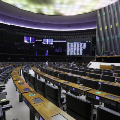 Câmara aprova Projeto de Lei que altera a Lei de Improbidade: confira algumas alterações - No dia 16 de junho, após aprovação de requerimento de urgência e mais de dois anos de discussão na Comissão Especial, o Plenário da Câmara dos Deputados passou a analisar o Projeto de Lei n. 10.887/2018, de relatoria do Deputado Carlos Zarattini.
Já era quase 19h, quando o Presidente da Câmara anunciou o resultado. Por 408 votos a favor e 67 contra, o PL foi aprovado, com a inclusão de duas emendas (n. 1 e n. 4).
 
 Acesse aqui o inteiro teor do PL 10.887
 
Desde já, é preciso esclarecer que a improbidade administrativa tem caráter civil, ou seja, não se trata de tipo penal, tampouco enseja punição criminal. São atos ilícitos que atentam contra a Administração Pública, e que resultam em enriquecimento ilícito, dano ao erário ou violam princípios da administração pública, como moralidade e probidade. Entre as penas previstas estão: ressarcimento do dano, multa civil, proibição de contratar com o poder público, suspensão dos direitos políticos etc.
 A alteração mais importante, proposta pelo PL, é a extinção da modalidade culposa, o que acarreta a necessidade de o acusador sempre comprovar a intenção do agente em praticar o ato e atingir o resultado ilícito. O mero exercício da função ou desempenho de competências públicas ou a intepretação da lei, sem a necessária comprovação de ato doloso com fim ilícito, afastam a responsabilidade do agente público por ato de improbidade administrativa. 
 Quanto à responsabilização de terceiros, aqueles que não são agentes públicos, o texto determina que serão responsabilizados apenas aqueles que tenham influência na prática ilícita, seja induzindo ou concorrendo - sempre de forma dolosa - para a ocorrência do ilícito.
 Outro ponto interessante é a previsão de extinção da ação de improbidade, quando, na esfera criminal, o agente tenha sido absolvido por decisão colegiada - mesmo sem o trânsito em julgado. Os fundamentos da sentença absolutória prolatada pelo juízo criminal vinculará integralmente o juízo cível, conforme previsão do §4º do art. 21 do projeto aprovado.
 Vale destacar que alguns dos incisos do art. 11, que trata da hipótese de ato de improbidade por violação a princípios, foram revogados, ou seja, excluídos na Lei de Improbidade. É o caso dos incisos I , II, IX e X, este último que envolve o caso da transferência de recurso a entidade privada, em razão de prestação de serviços na área da saúde sem prévia celebração de contrato, convênio ou instrumento congênere. Passa a não ser mais improbidade administrativa esta situação.
 O PL também previu a inclusão, no §4º do art. 11, o alerta de que "o ajuizamento de ação de improbidade com fundamento no presente artigo não é a via própria de controle de legalidade de políticas públicas,devendo a responsabilidade de entes públicos e governamentais por violações a interesses difusos, coletivos e individuais homogêneos, serem apuradas, processadas e julgadas nos termos da Lei 7.347, de 24 de julho de 1985". A disposição ajuda a evitar que fatos idênticos sejam objeto, simultaneamente, de ação civil pública e de ação civil pública de improbidade administrativa, sendo a primeira a regra no caso de debate das políticas públicas e a segunda para os casos de ato doloso contra a administração pública.
 Os prazos prescricionais também sofreram alteração, conforme art. 23 do PL. A alteração prevê que a ação civil pública de improbidade administrativa prescreve em 8 (oito) anos, contados a partir do fato ou, no caso de infrações permanentes, do dia em que cessou a permanência. Cumpre alertar que a instauração de inquérito civil ou de processo administrativo para apuração dos fatos é causa interruptiva da prescrição, pelo prazo de 180 dias, prorrogáveis por mais 180 dias, na forma dos §§1º e 2º do referido dispostivo. Também é causa de interrupção do prazo prescricional o ajuizamento da ação e, posteriormente, a publicação da sentença condenatória.
 Passa a ser, expressamente, previsto no texto da Lei de Improbidade (se aprovado também no Senado, claro), que os efeitos da sentença condenatória só serão executados depois da certificação de seu trânsito em julgado. A exceção ficou por conta do prazo da sanção de suspensão dos direitos políticos, cujo intervalo entre a decisão colegiada e o trânsito também será computado de forma retroativa, sem necessariamente ainda o trânsito em julgado.
 Mais um aspecto interessante do PL se refere ao art. 17-A, que regula a hipótese de celebração de acordo de não persecução cível. Embora já prevista no texto em vigor da Lei n. 8.429/92, o projeto traz melhor regulamentação do acordo, com a previsão expressa do dever de ressarcir integralmente o dano e da possibilidade de celebração antes do ajuizamento da ação, no curso da demanda ou na fase de execução da sentença. A última hipótese, de celebração depois da sentença, já é admitida pelo Superior Tribunal de Justiça (AREsp 1314581).
Ainda sobre o acordo, o PL prevê, no §6º do art. 17-A, que poderá ser objeto de negociação pelo órgão ministerial a exigência de implantação de programa de integridade pelo investigado, de auditoria, de mecanismos de denúncia e de aplicação efetiva de códigos de ética e de conduta no âmbito da pessoa jurídica. E, no caso de descumprimento do acordo, o investigado ficará impedido de celebrar nova composição pelo prazo de 5 (cinco) anos, contados da ciência do descumprimento.
 A questão do nepotismo foi alterada, mediante a Emenda 4 ao PL, incorporada pelo Relator, ficando o texto idêntico ao conteúdo da Súmula Vinculante 13 do Supremo Tribunal Federal. Dessa forma, o projeto proíbe a nomeação para cargos em comissão de cônjuge, companheiro ou parente em linha reta, colateral ou por afinidade, até o terceiro grau, vedando ainda o chamado nepotismo cruzado.
 Por fim, o projeto prevê que o pedido de indisponibilidade de bens, aquela decretada cauterlarmente no curso da demanda, não poderá superar o montante indicado na petição inicial, no caso de haver mais de um réu. Atualmente, prepondera o entendimento de que cada réu deve garantir a integralidade dos valores indicados, mesmo que isso possa representar o bloqueio muitas vezes superior ao total indicado. Outra previsão é que o pedido deve se limitar ao valor atribuído como dano ao erário, não devendo englobar a multa ou o suposto acréscimo patrimonial decorrente da atividade ilícita. A ordem do juízo para a decretação de indisponibildiade deverá priorizar os bens de menor liquidez, como imóveis e automóveis; e, somente na ausência destes, no bloqueio de contas bancárias.
O projeto segue agora para análise do Senado Federal.

 

Por Ana Paula Mella Vicari
 