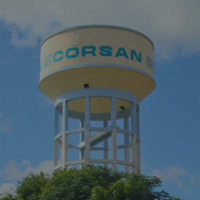 O que os municípios precisam saber sobre a assinatura de Termo Aditivo de Conformidade ao Novo Marco do Saneamento: a experiência da desestatização da CORSAN/RS - A CORSAN/RS, após ter recebido a autorização da Assembleia Legislativa do Estado do Rio Grande do Sul por meio da Lei Estadual 15.708/2021 para a troca do seu controle acionário, apresentou a proposta para aditivar os contratos de programa vigentes e regulares para a prestação dos serviços públicos de saneamento, conforme impõe o art. 11-B, §1º da Lei Federal 11.445/2007 (alterado pelo Novo Marco Regulatório do Saneamento), cujo prazo final de assinatura é de 31 de março de 2022. Nessa esteira, o caput do art. 2º da Lei Estadual 15.708/2021 dispõe sobre a cessão de ações da Companhia Estadual aos municípios que firmarem o instrumento em até 90 dias da vigência desse diploma legal, antes da oferta pública inicial de ações (IPO).
No momento, os 307 municípios com quem a CORSAN possui contratos de programa em vigor, enquanto titulares dos serviços de saneamento (conforme art. 8º, inciso I da Lei 11.445/2007), devem avaliar as respectivas necessidades locais para celebrarem os aditivos, de modo a compatibilizar a operação existente com as novas diretrizes regulatórias, sobretudo para garantir que o novo padrão de eficiência instituído pela lei nacional tenha reflexos concretos na realidade dos usuários dos serviços. Assim, os municípios têm até 31 de março de 2021 para formalizarem o termo aditivo, segundo o Novo Marco Legal do Saneamento, e até 16 de dezembro para fazê-lo, caso tenham o interesse na cessão das ações da CORSAN.
Diante de tal processo, algumas dúvidas podem se apresentar no debate público, tais como: 1) afinal, por que aditivar o contrato de programa vigente e regular?; 2) qual a relação entre o termo aditivo e o processo de desestatização da CORSAN?; 3) os termos aditivos demandam autorização do poder legislativo municipal?; 4) quais os impactos da não aditivação do contrato de programa em vigor?; e 5) como fica o subsídio cruzado no pós-desestatização?
De modo a contribuir no debate do tema, procuramos esclarecer de forma bastante objetiva tais questionamentos, que vêm se colocando rotineiramente nas discussões locais.

De início, quanto ao ITEM 1, é preciso observar que os aditivos contratuais são imposições legais para a conformidade do contrato de programa às diretrizes regulatórias da Lei 14.026/2020, na forma do art. 10-B e do art. 11-B, §1º da Lei Federal 11.445/2007, principalmente para a inclusão das metas, quais sejam:
Art. 11-B. Os contratos de prestação dos serviços públicos de saneamento básico deverão definir metas de universalização que garantam o atendimento de 99% (noventa e nove por cento) da população com água potável e de 90% (noventa por cento) da população com coleta e tratamento de esgotos até 31 de dezembro de 2033, assim como metas quantitativas de não intermitência do abastecimento, de redução de perdas e de melhoria dos processos de tratamento.   
Porém, não se trata de uma mera “inclusão”  das referidas metas, mas de uma espécie de repactuação do ajuste por comando legal, tendo em vista que o aumento substancial das cláusulas de serviço – dos investimentos – acarreta a necessidade de rediscutir as condições atuais do contrato. No caso da desestatização da CORSAN, o compromisso social assumido é de não postular revisão tarifária, e, sim, de prorrogar o contrato na forma do art. 14, §2º da Lei 14.026/2020, como forma de superar em termos econômico-financeiros a necessidade de grande monta de investimentos para o cumprimento das novas diretrizes.
 

Quanto ao ITEM 2, é preciso separar a decisão político administrativa do Estado do Rio Grande do Sul pela alienação do controle acionário da companhia estadual da necessidade de compatibilizar a prestação dos serviços públicos ao Novo Marco Regulatório do Saneamento Básico. Isso porque o aditivo contratual não decorre da desestatização da CORSAN, mas do próprio dever de universalização dos serviços, imposto pela Lei 14.026/2020. Na realidade, o processo de desestatização da companhia estadual dependia tão somente de uma decisão do Estado do Rio Grande do Sul e de uma ratificação legislativa de tal escolha pela Assembleia Legislativa do Estado do Rio Grande do Sul, consoante art. 22, inciso II do Decreto Federal 10.710/2021. A eventual anuência dos Municípios, de competência do Chefe do Poder Executivo Municipal, está relacionada com a proposta de alteração das cláusulas, do objeto e do prazo do ajuste, como será explicado no próximo item.
 

No que tange ao ITEM 3, a assinatura dos termos aditivos não depende de aprovação de lei municipal específica. No caso da desestatização da CORSAN, o art. 14 da Lei 14.026/2020 permite a troca do contrato de programa vigente por um contrato de concessão, sem que haja a extinção da relação jurídica, oportunidade em que a companhia estadual realiza uma proposta de alteração das cláusulas, do objeto e do prazo do ajuste, cuja anuência é manifestada pelo Chefe do Poder Executivo Municipal, em até 180 dias contados do recebimento da proposta, na forma do art. 14, §§2º e 3º da Lei 14.026/2020. Inclusive, o §5º do art. 14 da Lei 14.026/2020 prevê hipótese de “silêncio administrativo”: caso não haja manifestação dentro desse prazo, a anuência às condições estabelecidas é presumida. Possivelmente, tal dúvida esteve presente no debate público pela necessidade de aprovação pelo legislativo estadual do convênio de cooperação firmado entre Município e Estado do Rio Grande do Sul, condição para que a CORSAN celebrasse o contrato de programa e assumisse a prestação dos serviços públicos de saneamento; todavia, essa circunstância não condiciona a modificação do ajuste a uma nova manifestação legislativa, especialmente porque tal alteração contratual é imposta pela Lei 14.026/2020, de abrangência nacional, ou seja, de natureza cogente a todos os Municípios. O nosso posicionamento sobre o tema já foi abordado em detalhes por meio de nota técnica, cujo teor é acompanhado pelo entendimento da Procuradoria-Geral do Estado do Rio Grande do Sul, exarado no Parecer Jurídico de n. 18.916.
 

No que se refere ao quanto ao ITEM 4, a não aditivação dos contratos gera uma situação de desconformidade da operação dos serviços públicos ao Novo Marco Legal do Saneamento, cujo principal prejuízo é justamente o desatendimento pelos Municípios do dever de universalização. Isso porque o cumprimento das metas de universalização até o prazo de 2033 exige a rediscussão das condições contratuais vigentes, o que será feito no próprio termo aditivo; assim, a negativa de negociação da proposta acarreta, por certo, a não inclusão das metas como obrigação contratual expressa e a inexistência de um plano de investimentos formal, consolidado e tecnicamente auditado. Salienta-se que a responsabilidade pelo cumprimento das metas regulatórias é do titular do serviço (do Município), de modo que a desconformidade do contrato com as diretrizes regulatórias é um ônus suportado pelos gestores municipais e, indiretamente, pelos usuários do serviço, submetidos a uma prestação incompatível com a Lei 14.026/2020. Destaca-se, ainda, que o eventual rompimento do contrato pressupõe o pagamento de indenização à CORSAN pelos bens afetados à operação e não amortizados (art. 42, § 5º da Lei 11.445/2007), além de impor ao Município a organização de uma nova solução ao desafio de universalizar no ciclo de investimentos (até 2033), seja por meio de uma licitação para delegar ou por meio da prestação pela administração direta e/ou indireta.
 

E, por fim, quanto ao ITEM 5, a desestatização garantirá a manutenção do subsídio cruzado, o que interessa especialmente aos pequenos e médios Municípios do Estado do Rio Grande do Sul. Ressalta-se que as municipalidades atendidas pela operação da CORSAN já convivem há décadas com o subsídio cruzado, qual seja, a manutenção da viabilidade econômico-financeira de localidades deficitárias pela prestação dos serviços em regiões superavitárias. Nessa esteira, o compromisso social ofertado pela companhia estadual no processo de celebração dos termos aditivos é de não romper com a lógica do subsídio cruzado; inclusive, de utilizá-lo para garantir os investimentos necessários aos pequenos e médios Municípios. A propósito, para que não haja dúvidas a respeito do cumprimento do princípio da modicidade tarifária, está estipulada a obrigação de congelamento da revisão de tarifas até o ano de 2027. O ponto principal no processo de desestatização é garantir o melhor atendimento do princípio da eficiência administrativa, de modo que os recursos disponíveis sejam mais bem empregados, sem a exclusão de nenhuma municipalidade na transição do controle acionário da companhia.
 

Em síntese, o termo aditivo de conformidade ao Novo Marco Regulatório do Saneamento Básico, proposto pela Companhia Estadual no contexto de desestatização, é o instrumento necessário para que a operadora dos serviços e o titular (o município) ajustem o meio pelo qual cada localidade chegará em 2033 com os serviços públicos de saneamento universalizados, dentro dos limites do objeto do contrato. A Lei 14.026/2020 consolidou os meios necessários para que a aditivação do contrato, ou seja, para que a rediscussão das condições do ajuste em vigor fosse facilitada, exemplo disso é a desnecessidade de lei autorizadora para a celebração do termo aditivo. Outrossim, o Novo Marco Legal atribuiu aos controladores das companhias estaduais, os Estados-membros, mesmo que de forma implícita, uma escolha político-administrativa pela manutenção ou não do seu controle acionário, sobretudo em face da possibilidade de repactuar as cláusulas, o objeto e o prazo dos contratos de programa no momento de transição do ajuste para um contrato de concessão, o que garante a rediscussão das condições do ajuste para fins de cumprimento das diretrizes regulatórias.
 

Por Aloísio Zimmer, Ana Paula Vicari e Gabriel Galetto