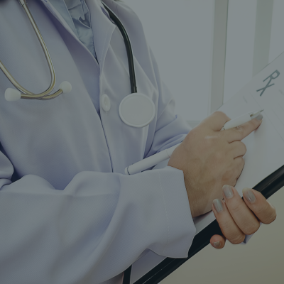 União é condenada a revisar valores da tabela de procedimentos ambulatoriais e hospitalares do SUS - Uma clínica médica, localizada no Estado de Alagoas, apresentou recurso contra a sentença que julgou improcedente o pedido para que a União revisasse os valores da tabela de procedimentos ambulatoriais e hospitalares do Sistema Único de Saúde (SUS) e pagasse os valores retroativos aos últimos cinco anos, cuja decisão da 6ª Turma do Tribunal Regional Federal da 1ª Região (TRF1) foi dar provimento, por unanimidade.
A Clínica sustentou que os valores da tabela não remuneram satisfatoriamente os conveniados do SUS e acabam ocasionando prejuízo. A clínica acrescenta que a única revisão completa da supracitada tabela ocorreu apenas em 1996, sendo as atualizações e os reajustes dos procedimentos hospitalares apenas parciais, de maneira que nunca atinge um patamar aceitável e suficiente para a efetiva recomposição econômico-financeira do contrato.
O relator, Desembargador federal João Batista Moreira, pontuou que a Constituição Federal definiu a saúde como direito de todos e dever do Estado, garantido mediante políticas sociais e econômicas que visem à redução do risco de doença e de outros agravos e ao acesso universal e igualitário a ações e serviços para sua promoção, proteção e recuperação.
Assim, complementou o magistrado, caso a alegada defasagem dos valores esteja, de fato, inviabilizando a continuidade na prestação dos serviços, resta à parte autora a opção do descredenciamento, já que não está obrigada a permanecer.
O desembargador ressaltou que a adesão ao SUS para a prestação de serviços complementares traz uma série de benefícios às entidades credenciadas, tais como isenções e imunidades tributárias, outras formas de remuneração, além dos valores previstos na tabela de procedimentos, como incentivos financeiros, incentivo para qualificação relacionado à execução de metas de qualidade sem exigência de aumento de produção, incentivo para qualificação de leitos, entre outros, fatos decorrentes que imprimem benefícios concretos aos conveniados.
Desse modo, a elaboração dessa tabela constitui verdadeira política pública e leva em consideração outros fatores ligados aos serviços públicos de saúde, sendo certo que a revisão dos valores não poderia alcançar somente a demandante, mas também todas as entidades conveniadas.
O magistrado concluiu seu voto citando jurisprudência do próprio TRF1 no sentido de ser flagrante a disparidade entre os valores previstos na Tabela Única Nacional de Equivalência de Procedimentos (TUNEP), elaborada pela Agência Nacional de Saúde Complementar (ANS) para uniformização dos valores a serem ressarcidos ao SUS, e os constantes da tabela do SUS, impondo-se a uniformização de tais valores de forma que para um mesmo procedimento médico, no âmbito do SUS, o pagamento devido às unidades hospitalares que o executaram se realize pelo mesmo montante cobrado às operadoras de planos privados de assistência médica, prestigiando-se, assim, os princípios da razoabilidade, da proporcionalidade, da isonomia de tratamento e da segurança jurídica.
Processo n. 1002050-98.2020.4.01.3400
Data de julgamento: 09/05/2022
Data de publicação: 11/05/2022
 

 Tribunal Regional da 1ª Região