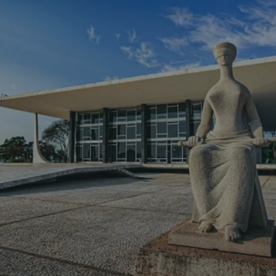 STF julga Tema 1199 sobre retroatividade da Lei de Improbidade Administrativa - Na última semana, o Supremo Tribunal Federal julgou o TEMA 1199, que tinha por objetivo estabelecer o entendimento da Corte sobre a retroatividade das alterações promovidas pela Lei 14.230/2021 à Lei de Improbidade Administrativa. 
E depois de votos extensos e cheios de nuances, chegamos a 4 TESES sobre a aplicação das alterações da lei de improbidade. São elas:
1) É necessária a comprovação de responsabilidade subjetiva para a tipificação dos atos de improbidade administrativa, exigindo-se nos artigos 9º, 10 e 11 da LIA a presença do elemento subjetivo dolo;
Isso quer dizer que, para casos novos e em andamento, o autor da ação deverá necessariamente indicar o dolo na conduta do agenda. Do contrário, o réu não poderá mais ser condenado por culpa.
2) A norma benéfica da Lei 14.230/2021, revogação da modalidade culposa do ato de improbidade administrativa, é irretroativa, em virtude do artigo 5º, inciso XXXVI, da Constituição Federal, não tendo incidência em relação à eficácia da coisa julgada; nem tampouco durante o processo de execução das penas e seus incidentes;
Essa tese significa que casos com trânsito em julgado, ou seja, já encerrados, não sofrerão alteração por conta das alterações na Lei de Improbidade. As condenações seguem sendo cumpridas conforme a sentença ou acórdão.
3) A nova Lei 14.230/2021 aplica-se aos atos de improbidade administrativa culposos praticados na vigência do texto anterior, porém sem condenação transitada em julgado, em virtude da revogação expressa do tipo culposo, devendo o juízo competente analisar eventual dolo por parte do agente.
Isso quer dizer que, para casos novos e em andamento, o autor da ação deverá necessariamente indicar o dolo na conduta do agenda. Do contrário, o réu não poderá mais ser condenado por culpa.
4) O novo regime prescricional previsto na Lei 14.230/2021 é irretroativo, aplicando-se os novos marcos temporais a partir da publicação da lei.
Quanto aos novos prazos prescricionais, o STF entendeu que só valerão da data da publicação da lei em diante. Isso quer dizer que os novos prazos da prescrição geral e da prescrição intercorrente passam a contar somente a partir de 26/10/2021.
Vale lembrar que este julgamento não abordou todas as alterações, o que quer dizer que novos temas poderão ser firmados quanto a outras questões trazidas pela nova lei.
Preparamos um material com a síntese do Voto de cada Ministro.




Por Ana Paula Mella Vicari