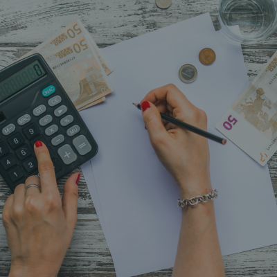 STJ fixa tese sobre conversão de licença-prêmio em pecúncia - Toda vez que o servidor satisfaz o tempo de assiduidade necessário para aquisição da licença-prêmio, nascem três opções garantidas pela lei: o direito de usufruir a licença prêmio ou o direito ao cômputo do tempo em dobro das licenças-prêmio não gozadas, para fins de aposentadoria, ou, ainda, a conversão em pecúnia, sendo esta permitida por lei apenas no caso de falecimento ou inatividade do servidor.
Tal pedido de indenização pelas licenças-prêmio não usufruídas encontra amparo na Lei 8.112/90, alterada pela Lei 9.527/97, e em entendimento jurisprudencial unânime, notadamente na TESE REPETITIVA firmada pelo SUPERIOR TRIBUNAL DE JUSTIÇA, no REsp 1854662.
Embora o art. 87, §2 da Lei 8.112/90 só faça referência ao servidor falecido, a jurisprudência do SUPERIOR TRIBUNAL DE JUSTIÇA firmou entendimento de que a ausência de dispositivo expresso sobre a licença-prêmio não gozada e não computada em dobro para fins de aposentadoria não retira do servidor a possibilidade de sua conversão em pecúnia, sendo que o único requisito para a conversão é que o beneficiário não esteja no exercício de suas atividades funcionais.
Ademais, há de se assegurar a conversão em pecúnia das verbas de quaisquer direitos de natureza remuneratória, sejam decorrentes de férias ou licença-prêmio não usufruídas, dado que a Administração Pública tem o dever de evitar o seu próprio enriquecimento indevido. Este é o entendimento do Supremo Tribunal Federal, por ocasião do julgamento, ao qual se atribuiu Repercussão Geral, do Recurso Extraordinário n. 721.001/RJ, que ensejou o Tema n. 635 do STF:
RECURSO EXTRAORDINÁRIO COM AGRAVO. 2. Administrativo. Servidor Público. 3. Conversão de férias não gozadas – bem como outros direitos de natureza remuneratória – em indenização pecuniária, por aqueles que não mais podem delas usufruir. Possibilidade. Vedação do enriquecimento sem causa da Administração. 4. Repercussão Geral reconhecida para reafirmar a jurisprudência desta Corte. (ARE 721001 RG, Relator(a): Min. GILMAR MENDES, julgado em 28/02/2013, ACÓRDÃO ELETRÔNICO REPERCUSSÃO GERAL - MÉRITO DJe-044 DIVULG 06-03-2013 PUBLIC 07-03-2013). [grifamos]
Tema n. 635 - Conversão de férias não gozadas em indenização pecuniária, por aqueles que não mais podem delas usufruir, seja por conta do rompimento do vínculo com a Administração, seja pela inatividade, tendo em vista a vedação do enriquecimento sem causa pela Administração. Extensão do entendimento a outros direitos de natureza remuneratória não usufruídos no momento oportuno, a exemplo da licença-prêmio. [grifamos]
A base de cálculo para a conversão em pecúnia da licença-prêmio deve ser a última remuneração percebida pelo servidor, incluídas as rubricas referentes ao abono de permanência, à gratificação natalina (proporcional), auxílio alimentação, auxílio-transporte, saúde suplementar e 13º salário, e as férias cumuladas com o terço constitucional, uma vez que possuem natureza remuneratória de caráter permanente.
O valor resultante da conversão em pecúnia das licenças não usufruídas deve ainda ser acrescido de juros de mora e de correção monetária. Além disso, NÃO DEVE INCIDIR recolhimento a título de imposto de renda e de contribuição previdenciária, uma vez que os valores resultantes da conversão em pecúnia de licenças-prêmio não usufruídas não representam acréscimo ao patrimônio do servidor, pois visam apenas a recompor o prejuízo decorrente da impossibilidade de exercício de um direito. Logo, não é exigível a cobrança de imposto de renda sobre esse montante, tampouco de contribuição social.
Cumpre, ainda, destacar que a conversão da licença-prêmio em pecúnia independe da autorização prévia da Administração Pública, bem como de outros impeditivos eventualmente impostos pela Administração. Isso porque o direito à licença-prêmio do servidor, uma vez que este tenha cumprido com o requisito objetivo do tempo de serviço, ingressa na sua esfera patrimonial, embora não utilizado no tempo em que foi adquirido.
Esta, inclusive, foi a TESE firmada pelo SUPERIOR TRIBUNAL DE JUSTIÇA em julgamento repetitivo, quando do exame do REsp 1854662/CE, afetado como representativo de controvérsia:
Presente a redação original do art. 87, §2º, da Lei n. 8.112/1990, bem como a dicção do art. 7º da Lei n. 9.527/1997, o servidor federal inativo, sob pena de enriquecimento ilícito da Administração e independentemente de prévio requerimento administrativo, faz jus à conversão em pecúnia de licença-prêmio por ele não fruída durante sua atividade funcional, nem contada em dobro para a aposentadoria, revelando-se prescindível, a tal desiderato, a comprovação de que a licença-prêmio não foi gozada por necessidade do serviço.
Assim, conforme jurisprudência pacífica quanto à possibilidade de conversão em pecúnia dos direitos adquiridos e não usufruídos pelo servidor aposentado, sob pena, do contrário, de enriquecimento indevido da Administração Pública, bem como pela previsão legal contida na Lei 8.112/92 e TESE firmada pelo STJ no REsp 1854662/CE, é direito do servidor a indenização decorrente da conversão da sua licença-prêmio não gozada na atividade em pecúnia, quando de sua aposentadoria.
Se você é servidor e está nesta situação, não hesite em procurar uma boa assessoria jurídica para garantir o seu direito.

 Por Aloísio Zimmer e Ana Paula Mella Vicari