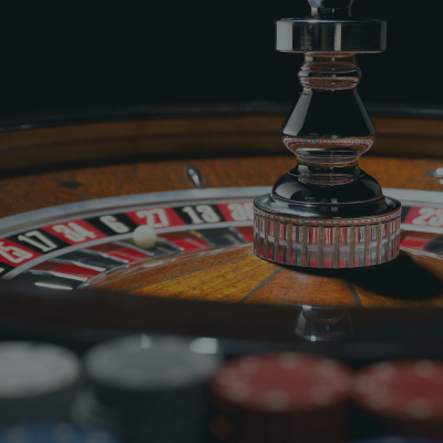 O futuro dos jogos de azar no Brasil a partir da decisão do STF - A decisão do STF deu início à volta das loterias estaduais, além de um movimento de modelação jurídica da descentralização de tais serviços, incluindo-se a delegação à iniciativa privada.
 
1 A decisão do STF e o avanço da regulamentação do tema
Para fins de direito, jogos em sentido estrito se definem como situações artificiais de conflito com fins de diversão, dividindo-se em jogos de azar e jogos de habilidade. Enquanto nos jogos de habilidade a perícia do jogador interfere significativamente no resultado, nos jogos de azar, em uma inversão lógica possível para este contexto, a sorte deve ser o elemento preponderante. Todavia, por vezes, será preciso conviver com zonas de penumbra no momento do emprego formal de algumas classificações baseadas em tipos ideais.
A habilidade que se resolve no último momento pela sorte (alguma condição climática inesperada); ou mesmo a sorte, que antecedida de uma decisão anterior que envolveu alguma peculiar qualidade individual (a memória), no final das contas não foi o único elemento que conspirou para a vantagem final. Nessas ocasiões, obviamente, discrimina-se os eventos pelo matiz que se mostra predominante.
A Lei de Contravenções Penais brasileira (lei 3.688/41) define os jogos de azar no seu art. 50:
§3º Consideram-se, jogos de azar:
a) o jogo em que o ganho e a perda dependem exclusiva ou principalmente da sorte;
b) as apostas sobre corrida de cavalos fora de hipódromo ou de local onde sejam autorizadas;
c) as apostas sobre qualquer outra competição esportiva.
Acordando com a doutrina internacional, o direito brasileiro reconhece três requisitos essenciais para o reconhecimento de uma prática como jogo de azar:
I) Prêmio, que deve necessariamente poder ser convertido em dinheiro.
II) Sorte lúdica (alea ludica), sendo o elemento preponderante, não necessariamente exclusivo, para o resultado.
III) Aposta de um bem.
As loterias, por sua vez, são um tipo específico e muito popular de jogo de azar, em que se aposta em um conjunto de símbolos sorteados aleatoriamente. Tais símbolos podem ser números, animais, times de futebol etc. Em geral, considera-se como requisito necessário para as loterias que o resultado dependa inteiramente da sorte - tese que pode ser contestada por alguns no caso da loteria esportiva, por envolver um conjunto de saberes, em alguma medida, bastante relevantes para aumentar a possibilidade de sucesso no que para alguns representa manifestação de vontade, e de escolhas, aleatórias. Ainda assim, mesmo a loteria esportiva, é também um jogo de azar, em que de maneira predominante é a sorte que conspira para o resultado, o sucesso ou o fracasso, sendo o último, sempre o desdobramento mais provável. 
Cada espécie de jogo de azar tem, no Brasil, sua própria história mais ou menos conturbada. No caso das loterias, a primeira tentativa de sistematizar a legislação esparsa ocorreu em 1932 com o decreto 21.143. Com o objetivo de combater as organizações criminosas que se formam a partir da exploração do jogo ilegal, o decreto determinou, em seu art. 20, que as loterias fossem classificadas como serviço público concedido pela União e pelos Estados. O cenário alterou-se quando o decreto 204/1967, ainda vigente, determinou que a exploração das loterias fosse exclusiva da União, mantendo no controle dos estados apenas as loterias por eles já criadas até então.1
A respeito do tema, um conjunto de decisões recentes do STF (ADPF 492; ADPF 493; ADIn 4986), caminhando em outra direção, modificou consideravelmente a moldura normativa da exploração de loterias e promete reconfigurar tal prática no país - com implicações práticas que já podem ser observadas na realidade.
Julgou-se que, embora as loterias sejam serviços públicos cuja competência legislativa é privativa da União (art. 22, XX, CF), isto não exclui os estados da competência material de execução da atividade, nem mesmo se desconsidera que lei complementar poderá autorizar os Estados a legislar sobre questões específicas a respeito do mesmo tema (art. 22, parágrafo único, CF/88). Em uma lógica, a decisão proíbe qualquer iniciativa legislativa de excluir os estados da exploração das loterias, a menos que se modifique sua competência material na Constituição.
Ao mesmo tempo, nada se disse a respeito dos Municípios. Todavia, por conhecidas razões, os municípios também teriam interesse em discutir essa agenda estratégica para acelerar o desenvolvimento local, por exemplo, fortalecendo o financiamento de políticas ligadas ao conceito de mínimo existencial com os resultados positivos das operações dessa modalidade de serviço público, mesmo que exista muito preconceito em relação a exploração direta ou indireta desta atividade.
Nessa linha, alguns Municípios também se movimentam na direção de regulamentar, dentro de um campo restrito, a prática do jogo no seu âmbito de competência legislativa, administrativa e territorial, como o PLL 217/21, em trâmite na Câmara de Vereadores de Porto Alegre/RS.
Como era de se esperar, a decisão do STF deu início à volta das loterias estaduais, além de um movimento de modelação jurídica da descentralização de tais serviços, incluindo-se a delegação à iniciativa privada.
E, a partir deste movimento, uma série de iniciativas legais ganharam força, com objetivo de modificar o atual cenário de proibição dessa atividade.
É o caso dos projetos de lei 442/91, 186/14, 595/15, 2648/19 e 4495/20, bem como das ações em trâmite no STF que buscam o reconhecimento da inconstitucionalidade do art. 50 do Lei das Contravenções Penais.
 
2 PL 442/91: Atividade econômica privada sujeita a regulação
O PL 442/91 está em tramitação no Congresso Nacional e, após aprovado na Câmara dos Deputados em fevereiro de 2022, foi enviado ao Senado Federal.  O projeto visa a liberação e regulamentação de uma ampla gama de jogos de azar, tomando sua forma definitiva quando, em 2020, vinte e três projetos de lei lhe foram apensados. Os jogos expressamente contemplados no diploma legal são: jogos de cassino, jogos de bingo, jogos de videobingo, jogos online, jogo do bicho e apostas turfísticas (art. 8º). O texto traz uma definição atualizada dos jogos de azar e seus componentes, alinhada com a doutrina internacional:
Art. 2º Para fins do disposto nesta Lei, considera-se:
I - jogo: atividade ou procedimento baseado em sistema de regras previamente definidas, no qual um ou mais jogadores, mediante o pagamento ou promessa de pagamento de quantia estipulada e o uso de estratégias ou alternativas, buscam obter vantagem ou prêmio específicos;
[...] III - jogo de chance: classe ou tipo de jogo no qual o resultado é determinado exclusiva ou predominantemente pelo desfecho de evento futuro aleatório definido no sistema de regras;2
O PL estabelece a exploração de jogos e apostas como atividade econômica privada (art. 3º), sujeita à regulação por parte do poder público. Tal regulação terá como finalidade, entre outras, o bom funcionamento do mercado, o fomento ao turismo, a geração de emprego e renda e o desenvolvimento regional, a garantia de idoneidade do jogo, o combate à sonegação fiscal, lavagem de dinheiro e financiamento do crime organizado e promoção do jogo responsável (art. 4º).
Quanto à competência, fica a União responsável privativamente, por meio do Ministério da Economia, por "formular a política de organização do mercado de jogos e apostas e normatizar, supervisionar e fiscalizar a exploração da atividade no país, bem como aplicar as penalidades cabíveis" (art. 6º). Os estados ficam responsáveis por licenciar e explorar a loteria estadual e o jogo do bicho, quando já licenciados pela União.
Para cada modalidade de jogo de azar permitida, há uma lista de exigências específicas para a licença, variando das mais elaboradas (direcionadas aos cassinos) às mais simples (exploração de bingos) conforme a complexidade da atividade.
 
3 PL 186/14: Exploração mediante autorização  
O PL 186/14 está em tramitação no Senado Federal e autoriza e regulamenta a prática dos jogos de azar no Brasil, por reconhecer "seu valor histórico-cultural e a sua finalidade social para o país." (art. 2º). Prevê regras gerais para a regulamentação dos jogos de azar. A Comissão de Constituição, Justiça e Cidadania do Senado Federal rejeitou o PL alegando que a falta de órgãos de fiscalização tornaria temerária a liberação dos jogos de azar. Não obstante, ele aguarda inclusão em pauta para discussão no plenário do Senado, por pedido dos próprios senadores da república.
O projeto prevê que a exploração dos jogos de azar se dê mediante autorização outorgada pelos Estados e pela União, observando as disposições da mesma lei e seus regulamentos (art. 5º), que são detalhados para cada espécie de jogo.
 
4 PL 595/15: Fomento à proteção ambiental e ao ecoturismo
O PL 595/15, por sua vez, traz um escopo normativo mais restrito. Seu objeto é a promoção da proteção ambiental aliada ao fomento do ecoturismo e da cultura em áreas de preservação. Neste caso, prevê-se a liberação dos jogos de aposta com os seguintes fins:
Art. 1º Esta Lei dispõe sobre a proteção ambiental e a promoção do ecoturismo em Unidades de Conservação através da gestão compartilhada com hotéis-cassino autorizados à exploração de jogos de apostas no território nacional.
§ 1º A autorização para a exploração de jogos de apostas tem como diretriz o desenvolvimento sustentável e como objetivos:
I - a proteção ambiental e a conservação da biodiversidade in situ nas unidades de conservação; e
II - o incentivo ao ecoturismo em unidades de conservação.
A fim de garantir o desenvolvimento regional, bem como ativamente assegurar a proteção ambiental, o PL 595 impõe uma série de deveres à pessoa jurídicas autorizadas a explorar os jogos de azar em hotéis-cassino, como, por exemplo, colaborar com iniciativas oficiais que objetivem o fomento ao turismo na área ou região onde estiverem localizados e promover, em áreas para este fim, eventos culturais, privilegiando artistas locais e nacionais.
 
5 PL 2648/19: Fomento ao turismo e ao entretenimento
No mesmo sentido, o PL 2648 trata da exploração de cassinos em resorts instalados e que venham a ser instalados no território nacional, atribuindo à União competência para regulamentar tais atividades, bem como credenciar os interessados na sua exploração.
A motivação da lei também tem como base o fomento ao turismo, prevendo, como critério para a autorização dos cassinos em resorts, a existência de patrimônio turístico a ser explorado e potencial para desenvolvimento econômico (art. 9º). Pela mesma razão, interessados devem apresentar, entre outros critérios, opções de entretenimento, contratação de recursos humanos locais, número de empregos a serem criados, realização de investimentos, programas de formação e treinamento de profissionais em hotelaria, turismo, serviços e afins (art. 10).
 
6 PL 4495/20: Resorts
Por fim, há o PL 4495 de 2020, que também dispõe sobre a implementação de resorts integrados, com o fim de ampliar o turismo no país. Tal projeto se encontra no plenário do Senado Federal para deliberações, sem ter passado, ainda, por trâmite legislativo.
O projeto arrola uma série de princípios a governar a atividade proposta (art. 2º), entre outros, o "da livre iniciativa, da descentralização, da regionalização e do desenvolvimento econômico-social justo e sustentável" (inciso I), o "do fortalecimento da competitividade internacional da indústria brasileira de turismo, utilizando as características regionais e estimulando outras áreas da economia, direta ou indiretamente a ela relacionadas" (inciso II), o "da expansão da infraestrutura da indústria de turismo com a criação de novas e atrativas instalações, focadas no aumento do fluxo de turistas internacionais, na permanência e no gasto médio destes no Brasil, bem como da expansão do turismo interno e regional" (inciso III) e o "da diversificação da atividade econômica regional, utilizando a indústria do turismo como vetor de crescimento econômico e geração de oportunidades, bem como promover a inclusão social pelo aumento da oferta de trabalho e melhor distribuição de renda" (inciso IV).
A modalidade de exploração prevista no projeto é a de concessão para a iniciativa privada precedida de licitação em regime de concorrência, pautada pela técnica e preço, combinando melhor oferta (peso 3) e melhor técnica (peso 7) na avaliação dos candidatos (art. 5º, caput e §2º).
O projeto estabelece competência exclusiva da União para conceder, regulamentar e fiscalizar as atividades dos cassinos, ficando os Estados e o Distrito Federal com o poder de indicar representantes para as Comissões Deliberativas dos Resorts Integrados (art. 4º, caput e §1º). A nosso ver, essa normativa fere a ratio decidendi da recente decisão do STF que reuniu as ADPF 4292 e 493 e a ADIn 4986, tratando da competência material dos Estados para regulamentar a exploração das loterias.
 
Conclusão
Como se nota, não faltam iniciativas legislativas voltadas à legalização dos jogos de azar no Brasil, cada uma delas com um enfoque próprio, com suas vantagens e desvantagens.
Essas mobilizações podem, em parte, ser interpretadas como fruto de uma cultura liberal que procura ser disruptiva com algumas amarras do moralismo que permeiam a regulamentação dessa atividade até os dias de hoje.
Isso porque, como em uma série de outras questões que demandam a proteção da cidadania, as soluções institucionais mais razoáveis não desembocam necessariamente na repressão penal, se a entendemos como ultima ratio no âmbito dos mecanismos de organização social.
Ademais, o STF reconheceu que viola a autonomia dos estados-membros restringir a esfera de competência material residual, sem amparo na Constituição, configurando abuso da competência de legislar quando a União se vale do art. 22, inciso XX, da Constituição Federal para excluir todos os demais entes federados da arrecadação que deles provém, ou para restringi-la de forma irrazoável e anti-isonômica.
Este julgamento constitui um marco para a regulação das loterias no país, pois assenta pela primeira vez o pleno direito dos Estados para instauração de suas loterias estaduais, com ampla margem de modelagem, regulação e administração naquilo que não fira os preceitos da legislação federal. A partir desta decisão, caberá aos estados da Federação investir na formatação de desenhos jurídicos inovadores para a exploração dos serviços lotéricos.
_____
1 FEIJÓ, Ricardo de Paula. Regulação dos jogos de azar no Brasil: perspectivas para o futuro. Rio de Janeiro: Lumen Juris Editora. p. 6.
2 O PL opta pela expressão "jogo de chance", porém esta equivale a "jogo de azar".

 Por Aloísio Zimmer Junior